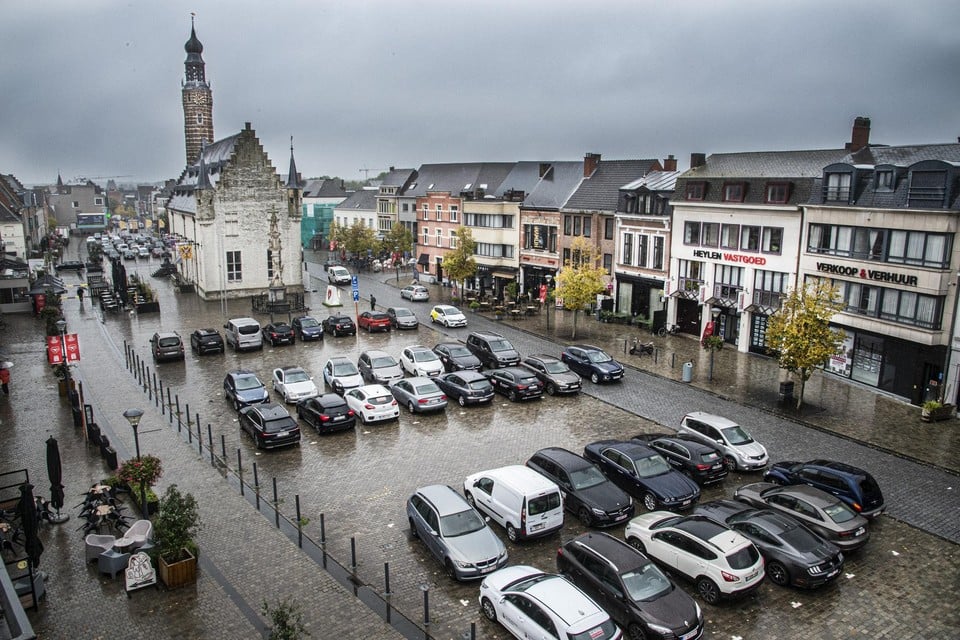 De historische Grote Markt van Herentals is vandaag nog één grote parkeerplaats.