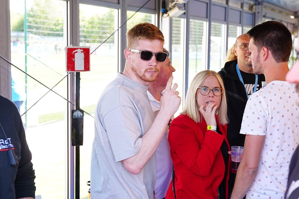 De Bruyne werd bij aankomst meteen naar een afgeschermde tent gebracht.