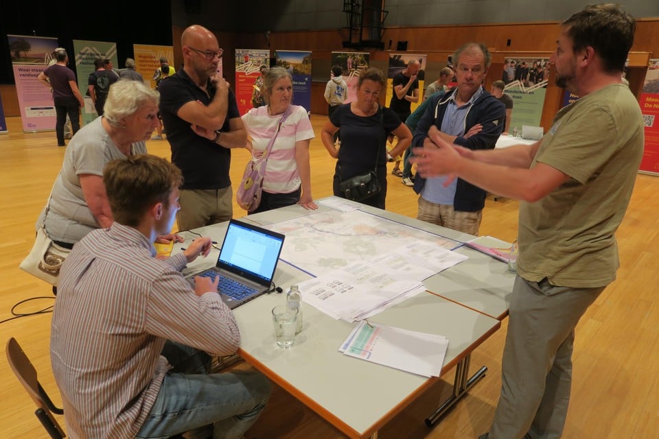 Erik Block (derde van links) luistert met andere bezoekers naar de toelichting over De Nieuwe Rand.  