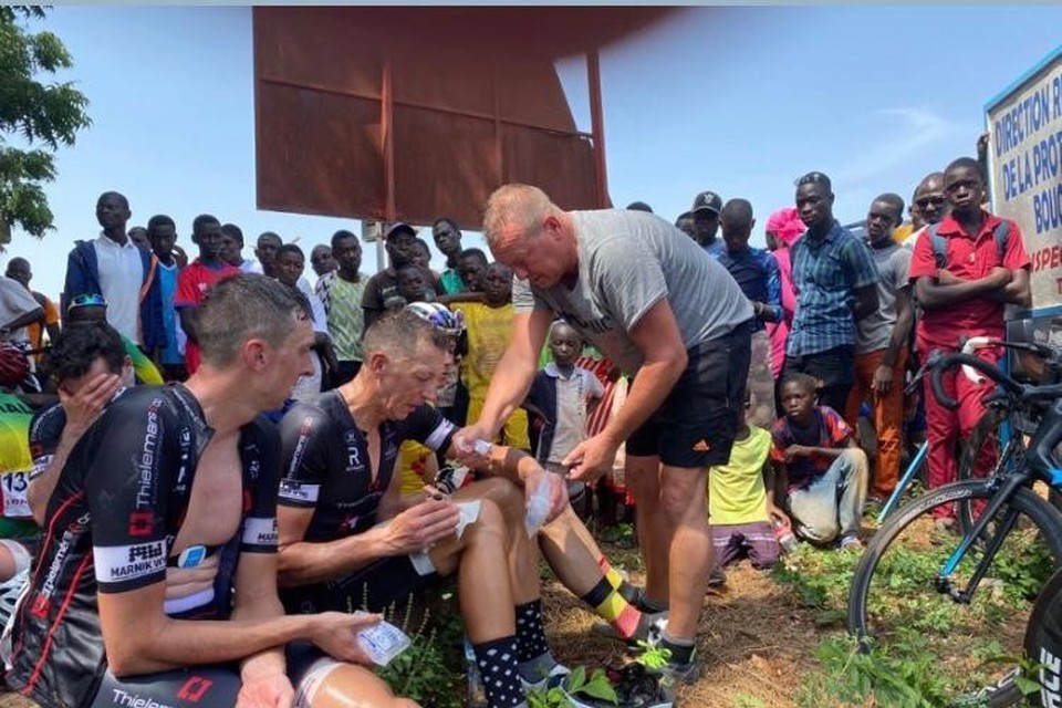 Niels Vandyck, Guy Smet en de collega’s krijgen onder massale belangstelling ijs aangereikt om een beetje af te koelen na een rit in de tropische warmte van Burkina Faso.
