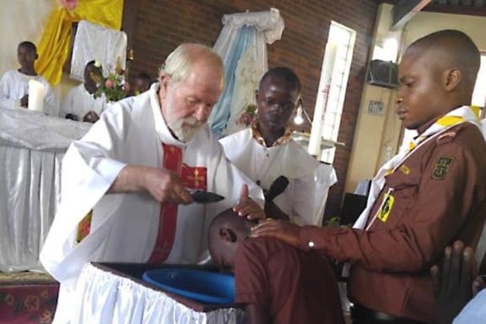 Pater Louis Van Dyck tijdens een doopsel in Congo.