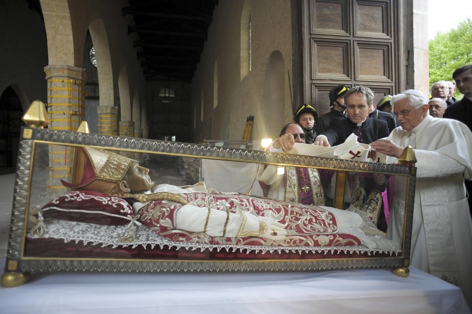 Paus Benedictus legt zijn pallium op het graf van Celestinus in 2009. Vierjaar later zou hij aftreden 
