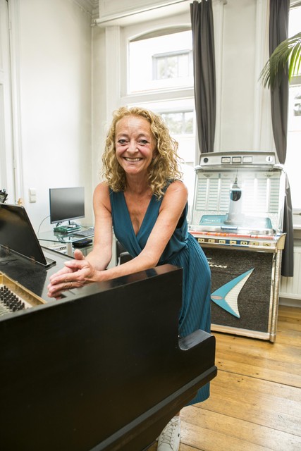 Petra aan de piano.
