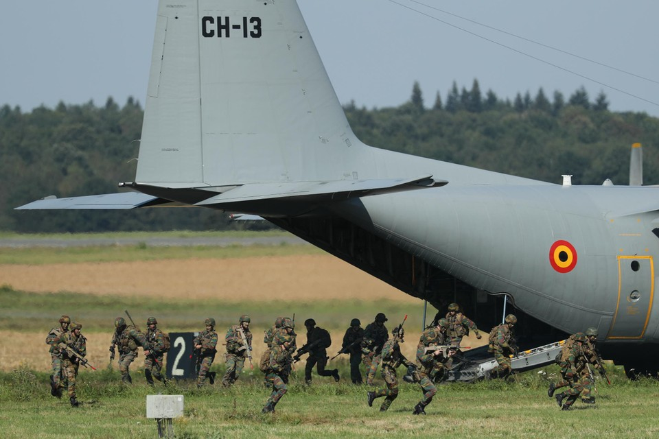 Een C-130 en Belgische militairen tijdens een recente demonstratiedag van de land- en luchtmacht van Defensie. 