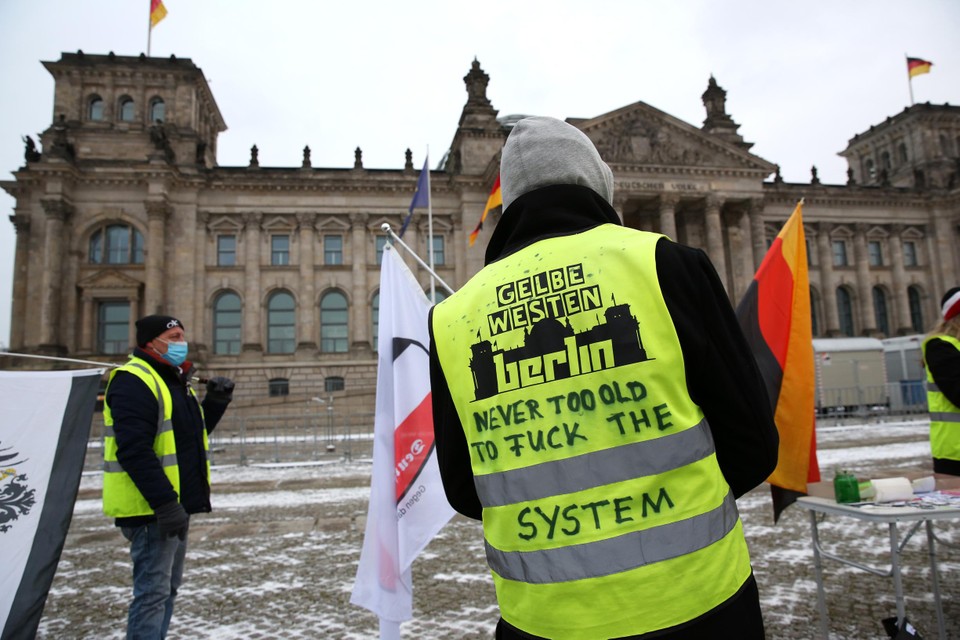 Leden van de “Rijksburgers” demonstreren voor de Reichstag in Berlijn, waar de Bondsdag zetelt. De groepering wilde het gebouw bestormen. 