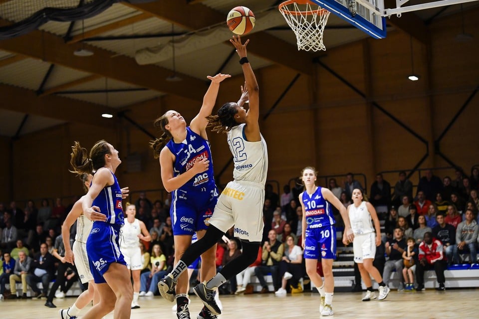 Een duel onder de korf tussen Billie Massey (Kangoeroes) en Shenita-Lasha Landry (Phantoms).