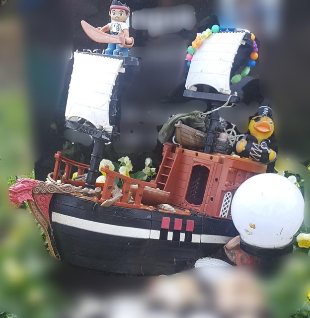 Het piratenschip uit plastic met daarop enkele figuurtjes vastgelijmd behoorde tot de favoriete stukjes speelgoed van het overleden zoontje van Jimmy Ringoir. 