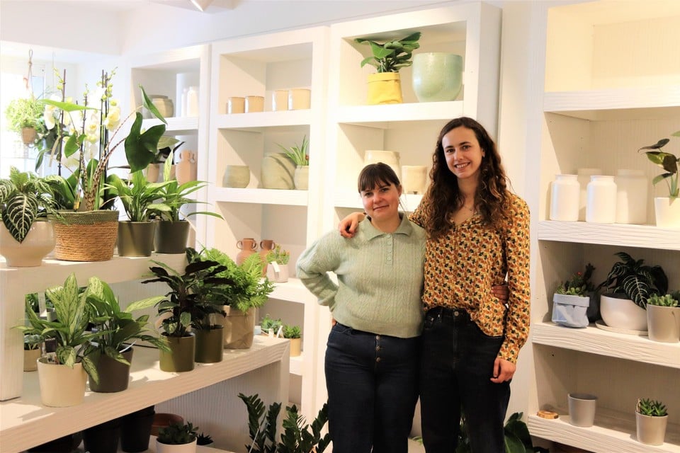 Alicia en Chloë zijn sinds vorige week de nieuwe uitbaters van bloemenzaak ’t Bloemeke.
