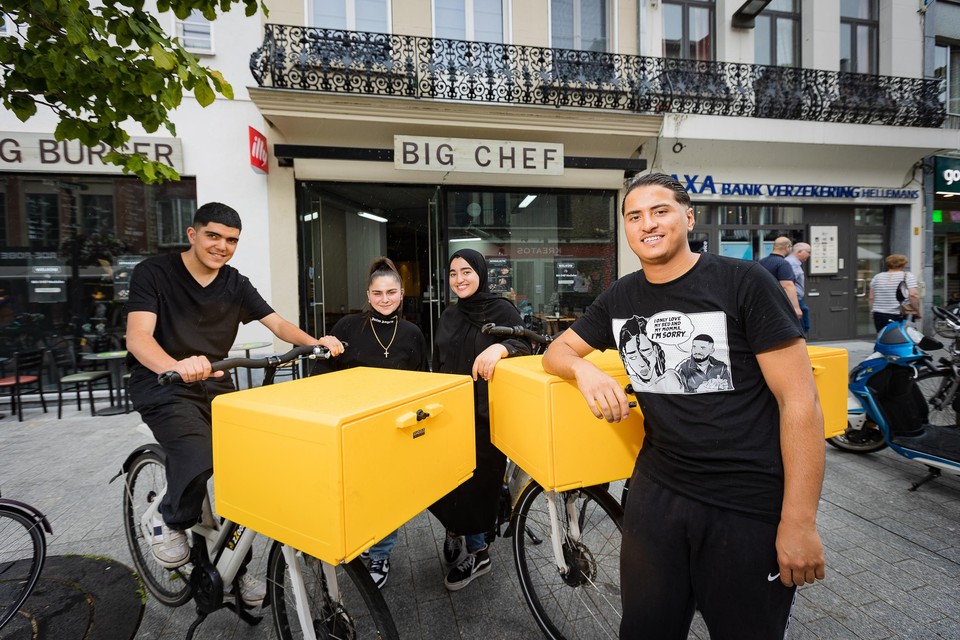 Big Chef stuurt ook fietskoeriers op pad om maaltijden aan huis te leveren.