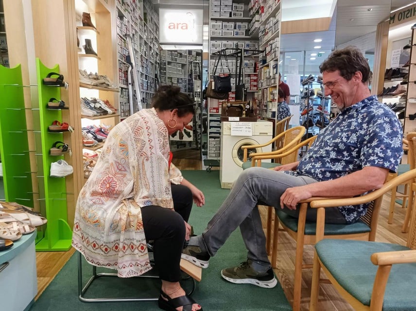 Vanessa en Marc laten de klanten net zoveel schoenen passen tot ze de juiste vinden.
