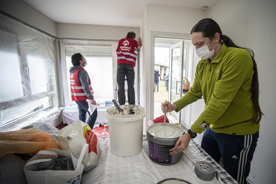Waalse getroffenen van de overstromingen schilderen een woning in Turnhout die beschadigd is geraakt bij de gasontploffing op 31 december. 
