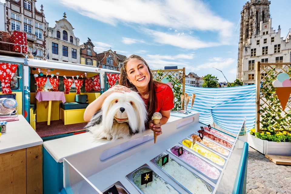 Samson en Marie in hun ijssalon op de Grote Markt.