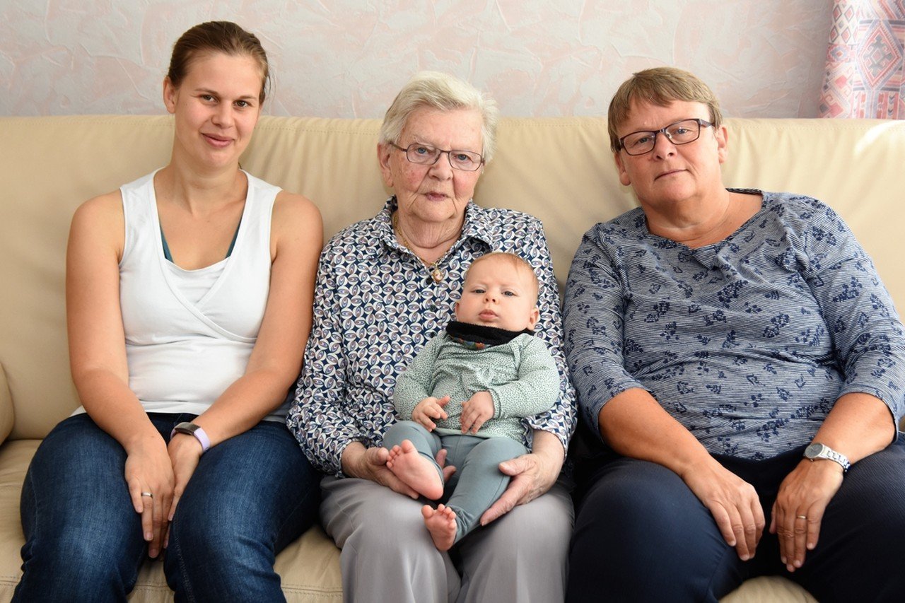 Ruim drie maanden na haar geboorte sluiten grootmoeder en overgrootmoeder  kleine Enna eindelijk in de armen | Gazet van Antwerpen Mobile