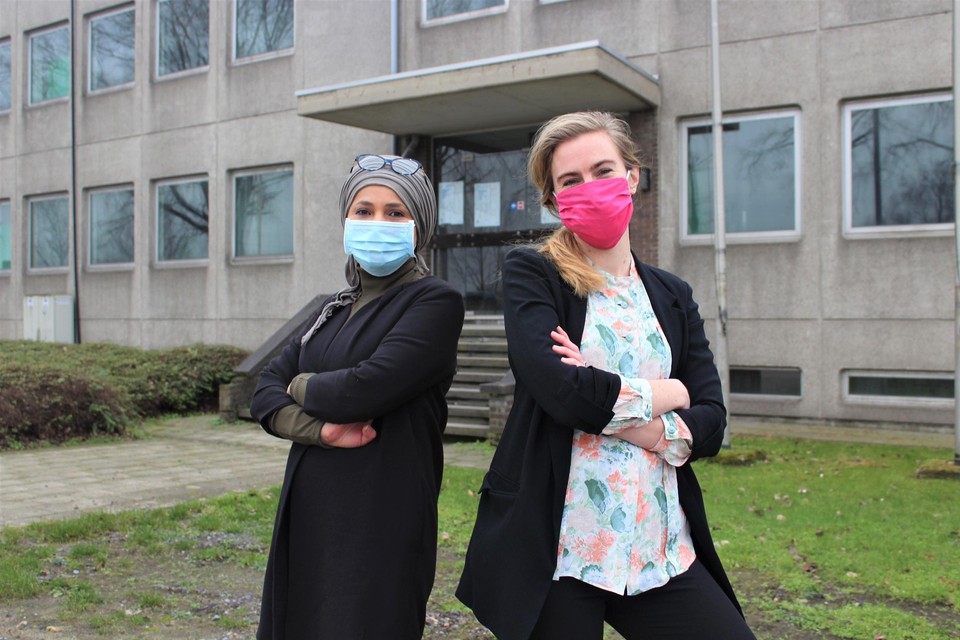 Directrices Jamila Hadri en Ellen Huyge voor de ingang van wat op 1 september de nieuwe ZALMschool moet worden.