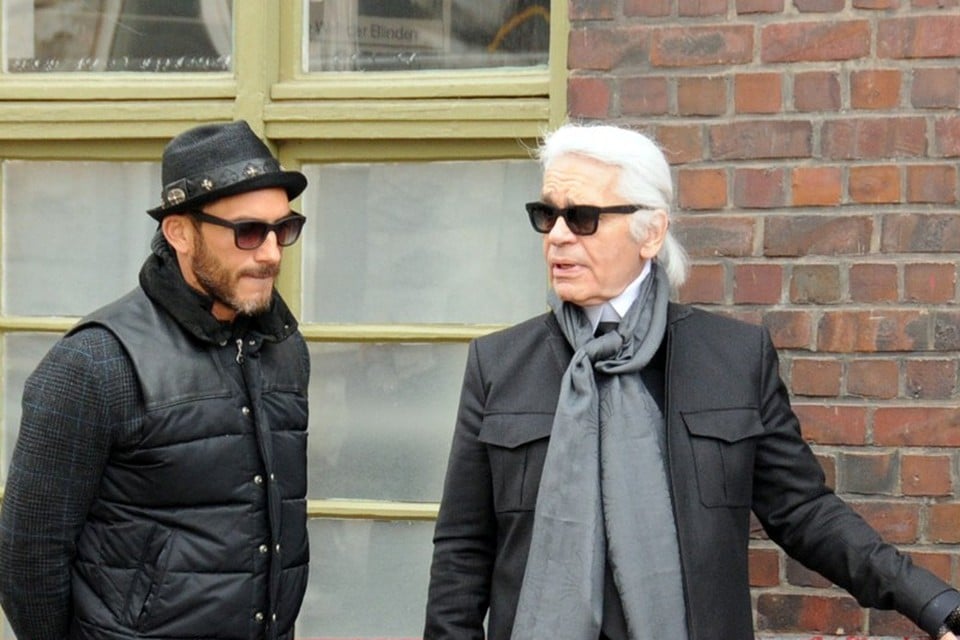 Karl Lagerfeld tovert eigen bodyguard tot topmodel | van Mobile