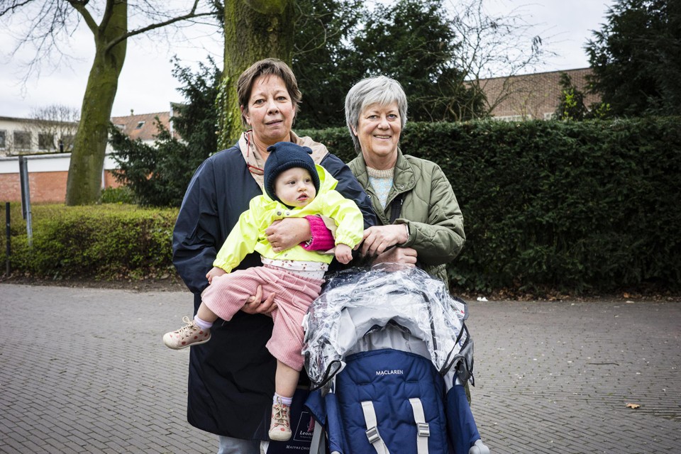 Buurtbewoners Danielle en Rita zijn op stap met kleinkind Fré.