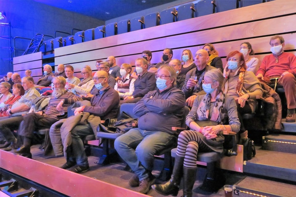 De grote meerderheid van het publiek van Blues in Schoten hield het mondmasker zelfs op de tribune op. 