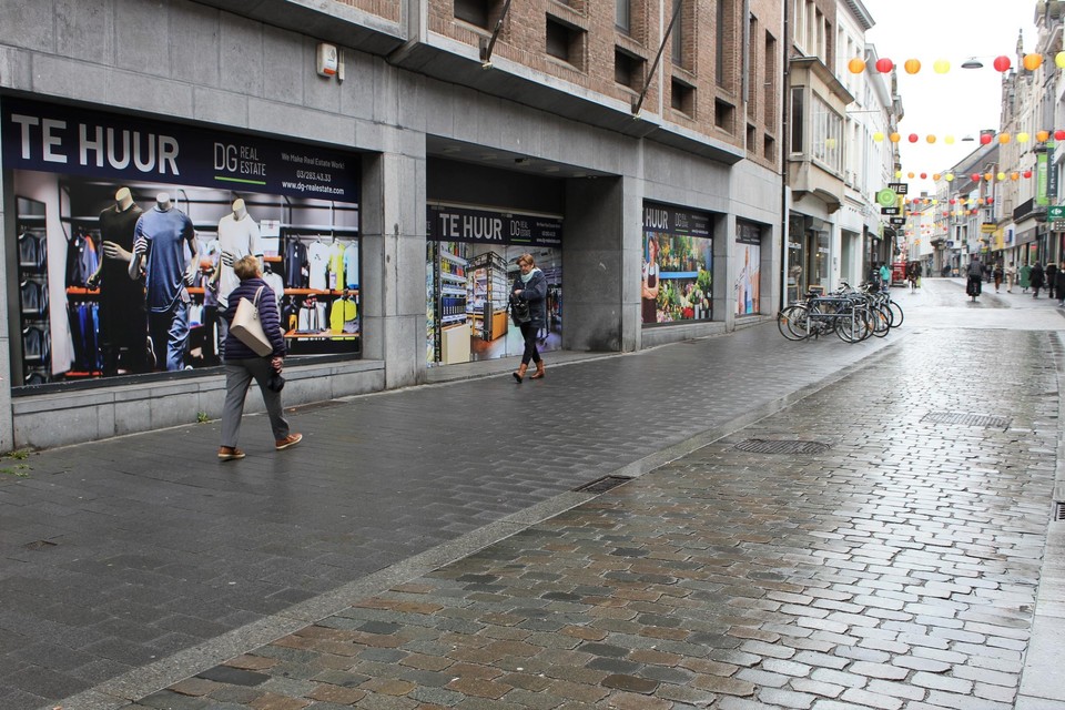 Supermarkt Alvo nestelt zich in de Antwerpsestraat. De eerste en tweede verdieping van het gebouw staan nog te huur. 