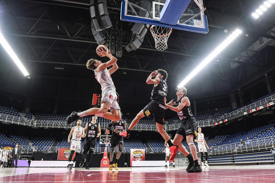Niels Van den Eynde zweeft in de heenwedstrijd tussen de Giants en Limburg United naar de ring.