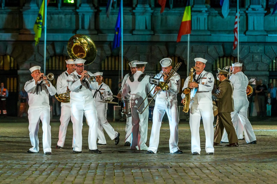 De koninklijke Muziekkapel van de Marine geeft een optreden tijdens het peterconcert van de para’s in Kasterlee.