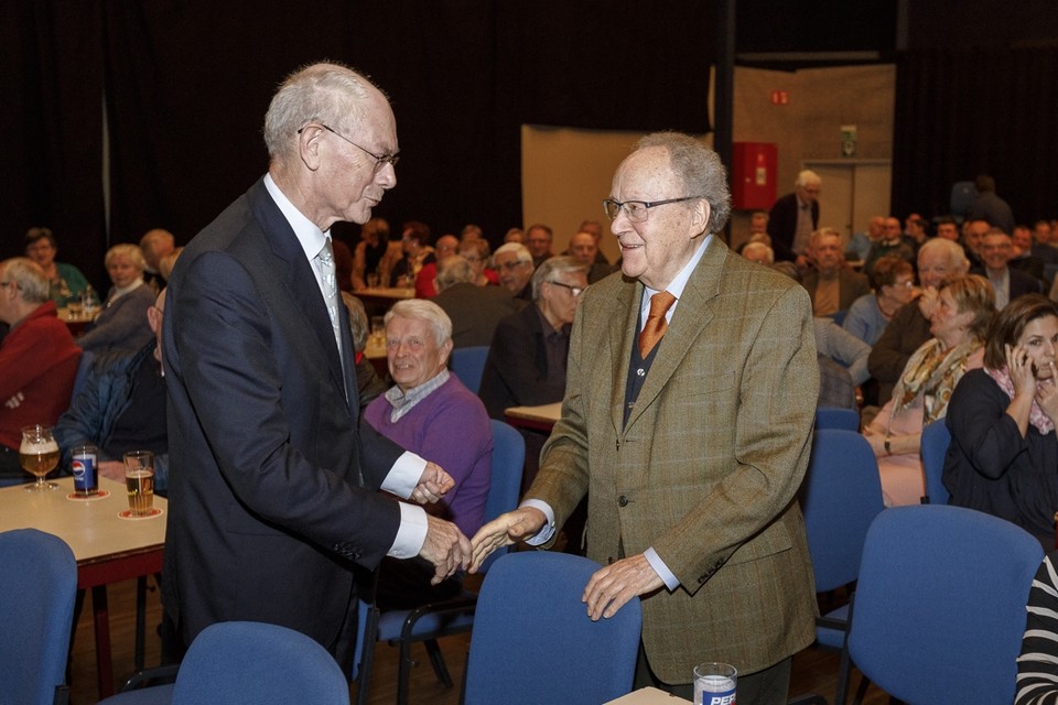 Oud-journalist Gaston Durnez uit Itegem schudt Herman Van Rompuy de hand voor zijn lezing. 