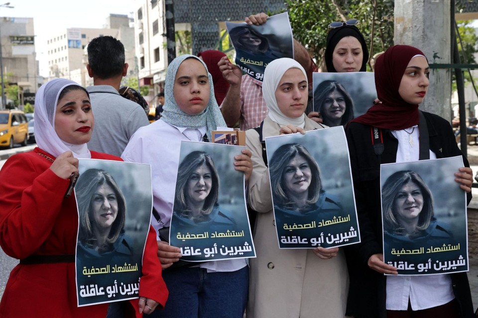 Palestijnse vrouwen dragen prenten van de pas overleden journaliste. 