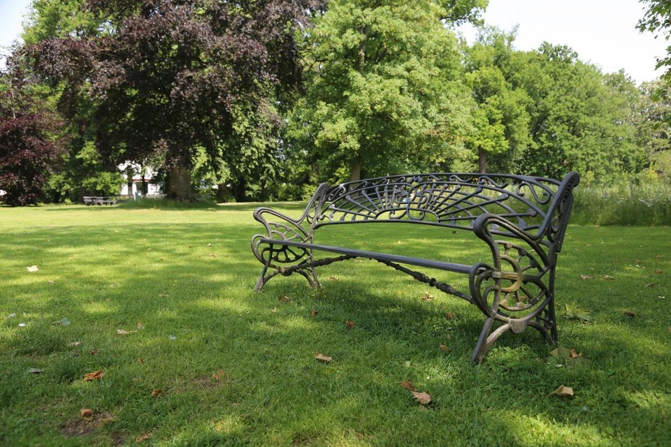 De troostbank in het gemeentepark.