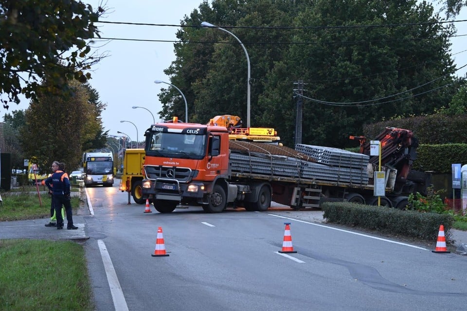 Op de Zoerselbaan in Westmalle is woensdagochtend een vrachtwagen vastgeraakt toen de chauffeur een bouwwerf achteruit wou oprijden.