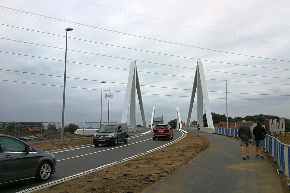 De nieuwe brug is woensdagmiddag opengegaan voor het verkeer.