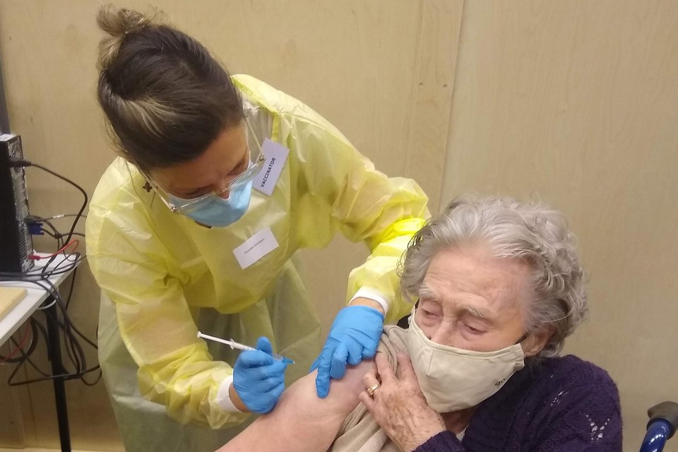 Maria Tops (101) krijgt haar spuitje van verpleegster Tinneke Jonckers.