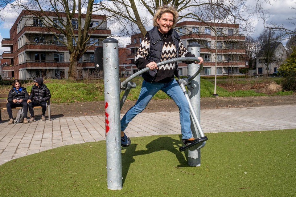 Districtsburgemeester Kathelijne Toen keurt de fitnesstoestellen goed.