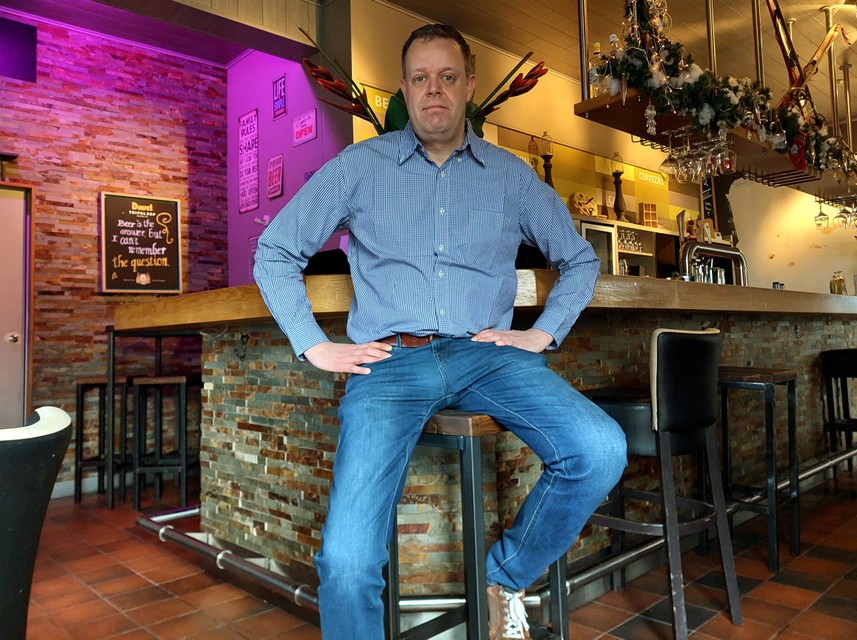 “Om nog rendabel te kunnen werken zou ik minstens 6 euro voor een glas wijn en 3,50 euro voor een pint bier moeten vragen”, zegt caféhouder Ed.