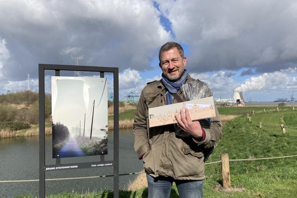 Bruno Stevenheydens met zijn winnende foto en de koeltorens van Doel op de achtergrond. Vanaf vrijdag moeten de koeltorens geblurd worden. 