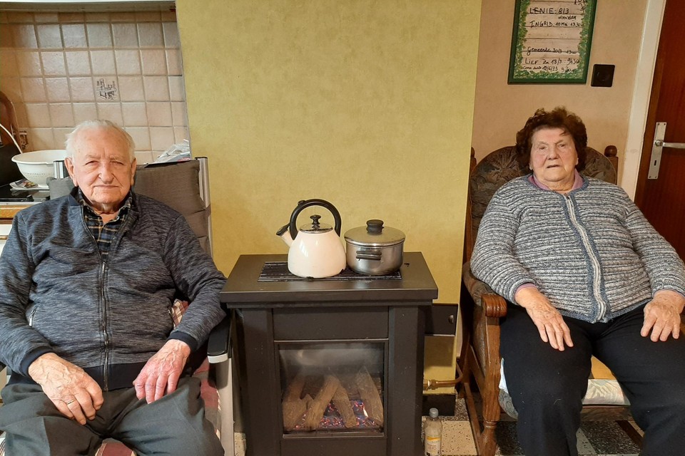 Frans ‘Pallieter’ Kerkhofs (100) en zijn vrouw Martha Claessens (96) elk op hun stoel naast de kachel, met de kippenboutjes op het vuur: zo is het mooi oud worden.