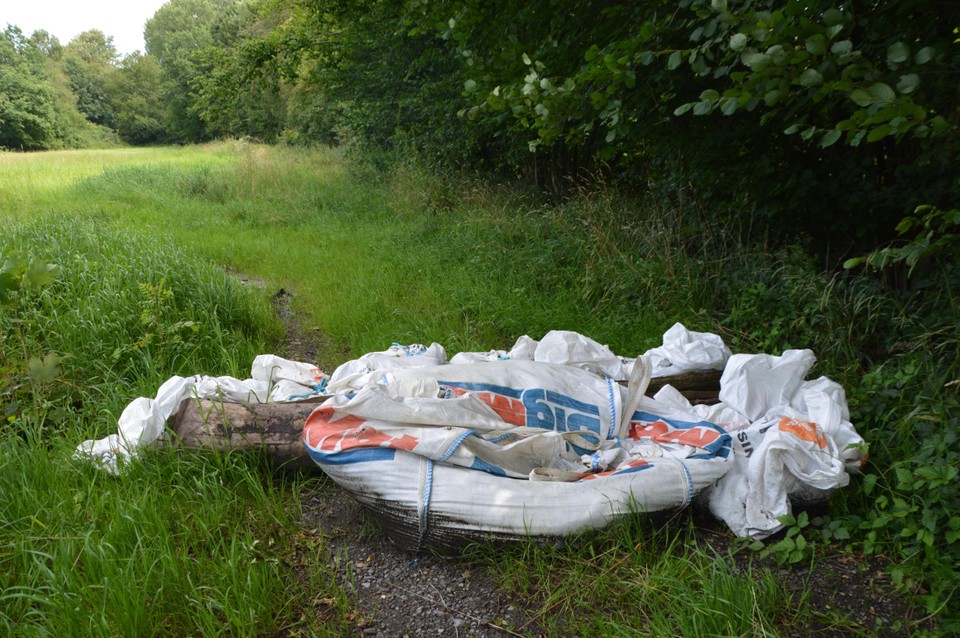 De big bags die als dam werden opgeworpen, vergeefs, liggen er nog.