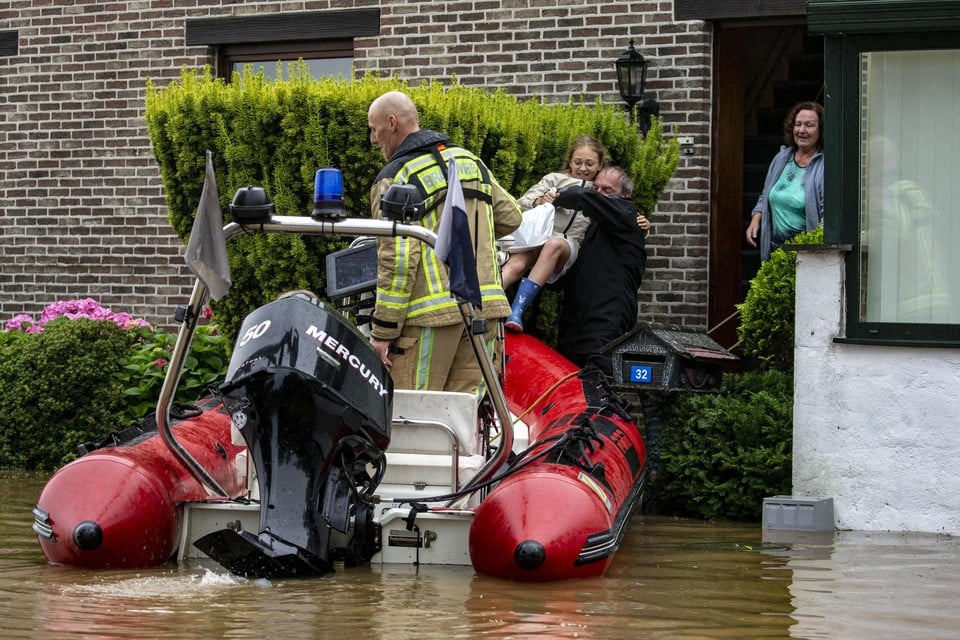 In het Limburgse Neerharen moesten gezinnen met een bootje uit hun huis gered worden. 