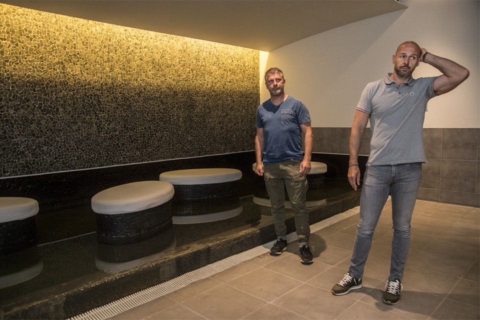 Zaakvoerder Björn Janssens (rechts) begrijpt niet dat hij nog steeds geen richtdatum heeft voor een heropening van zijn sauna.