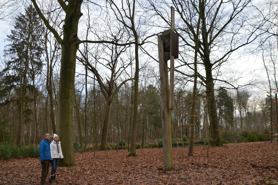Wandelaars Wim en Ann naast het kunstwerk in het park.