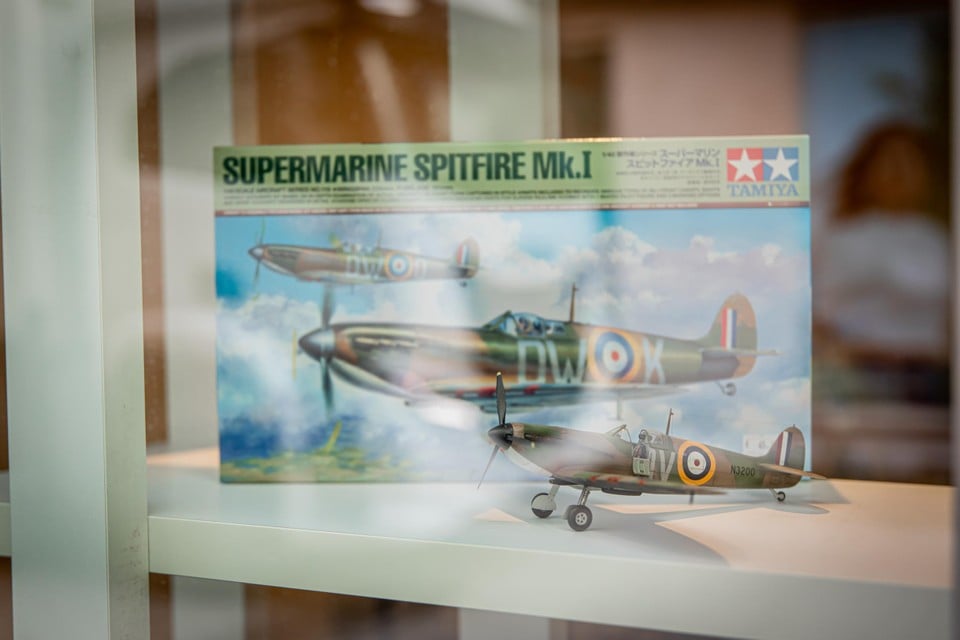 De kleine versie van een Spitfire in de virtrine van Modelist in de Onze-Lieve-Vrouwestraat.