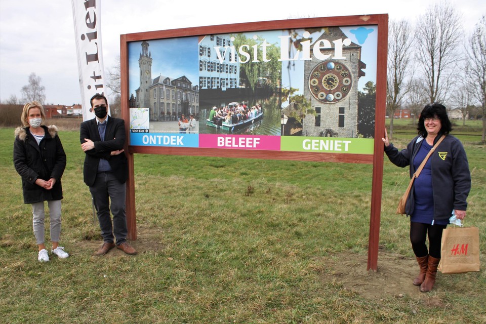 Tina Marichal (Visit Lier), schepen Rik Verwaest en havenmeester Christel Dangez flankeren het infobord.