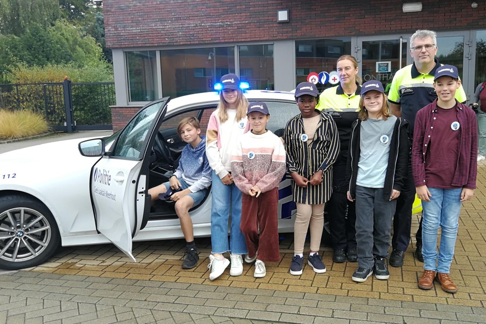 De gloednieuwe Politiekids Briek, Rine, Hannelore, Jayda, Daan en Tijs hebben net onder het toeziend oog van wijkagenten Carolin Wellens en Luk Struyfs de politiewagen verkend.