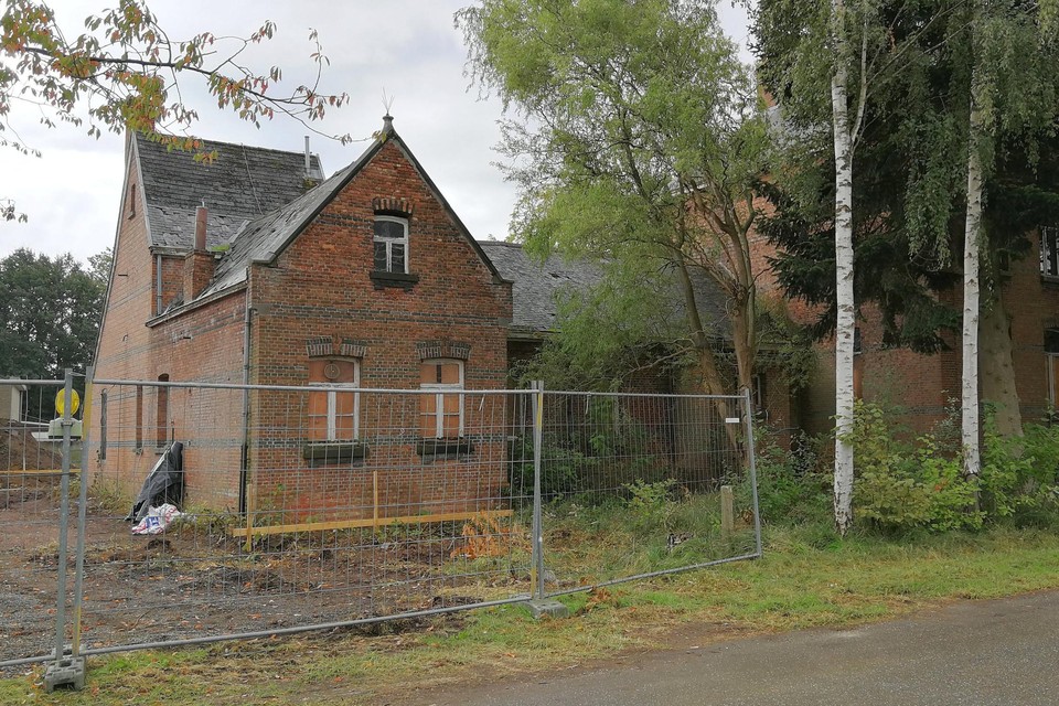 De Kleine Landeigendom Zuiderkempen plant de omvorming van het oude badhuis uit 1890 in Stelen tot woongelegenheden.