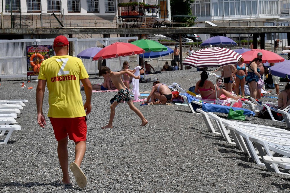 Juli 2023. Hoewel het normaal gezien over de koppen lopen is, blijven er nu heel wat strandstoelen leeg op de stranden van de Krim.