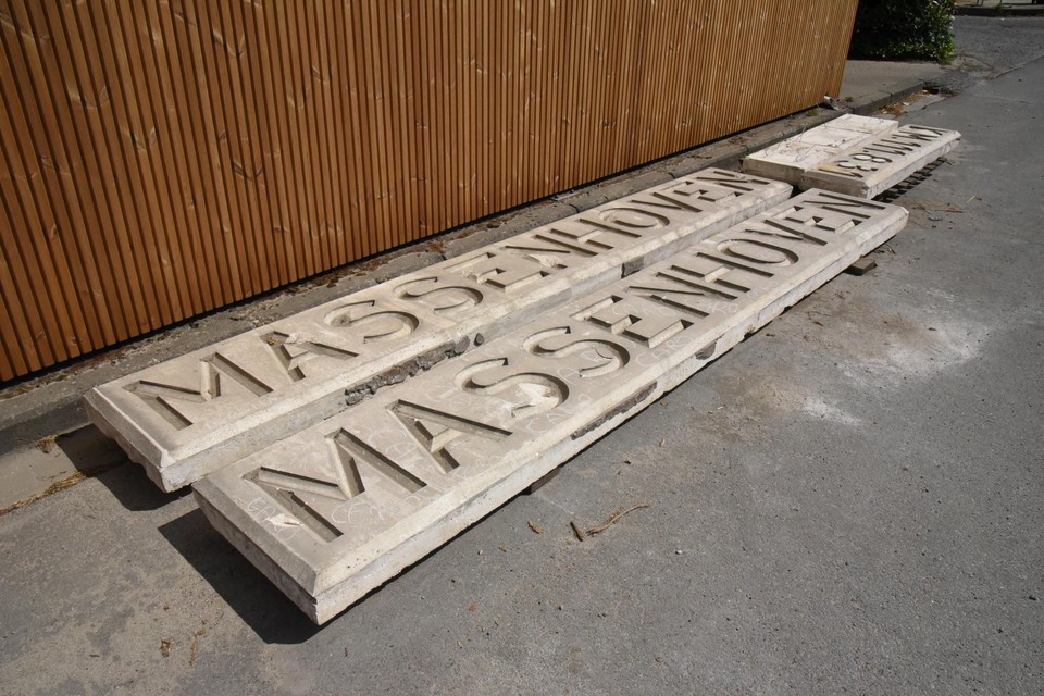 De oude plaatsbenamingen van Massenhoven in beton zoals ze gestockeerd liggen in het gemeentemagazijn.