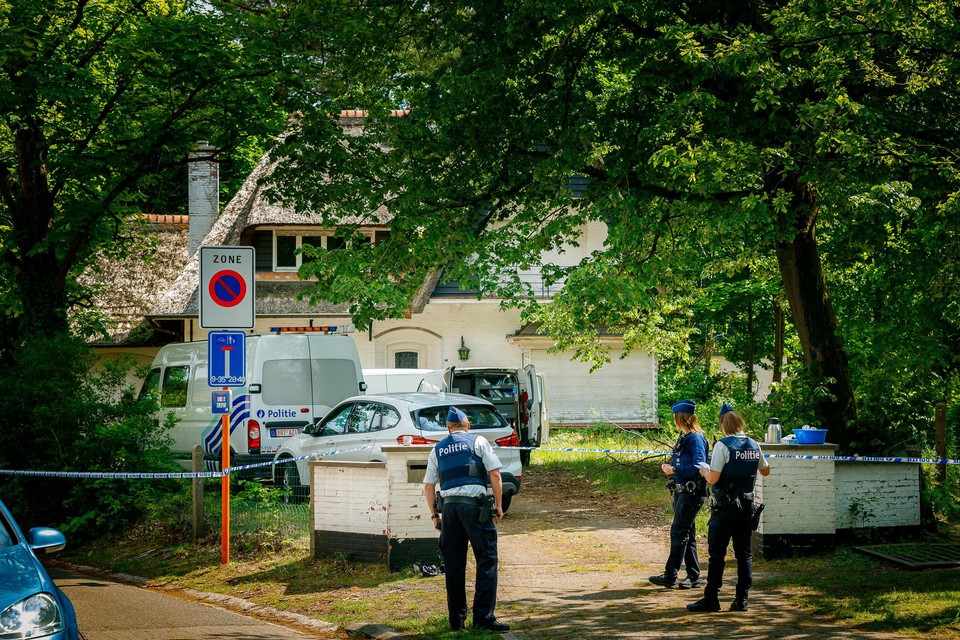 Twee dagen lang voerde de politie een intens moordonderzoek uit in de villa van de weduwe. 