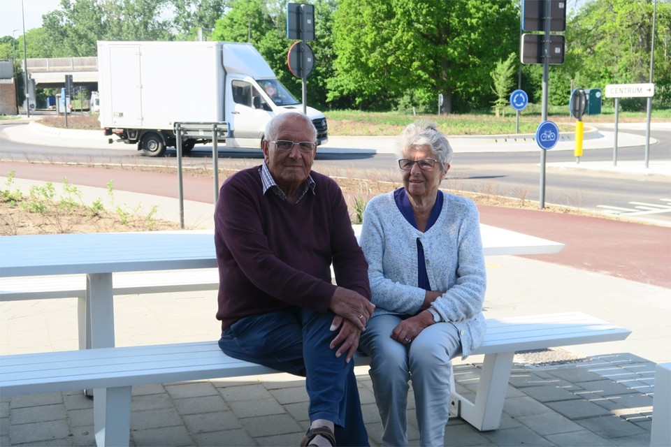 De rotonde op de Ternesselei is klaar en in gebruik, tot vreugde van veel Wommelgemnaren, waaronder Willy Bogaerts en Annie Verreet die de eerste auto’s en vrachtwagens kwamen gadeslaan. 