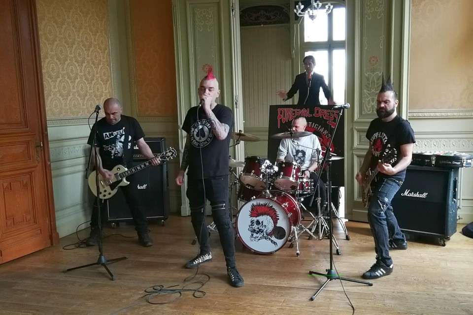 Punkformatie Funeral Dress koos het kasteel Le Paige in Herentals uit als decor voor een van de twee nieuwe videoclips. Op de achtergrond vertolkt graaf Thierry de Limburg Stirum, alias Graaf Punk, een ministerrol.