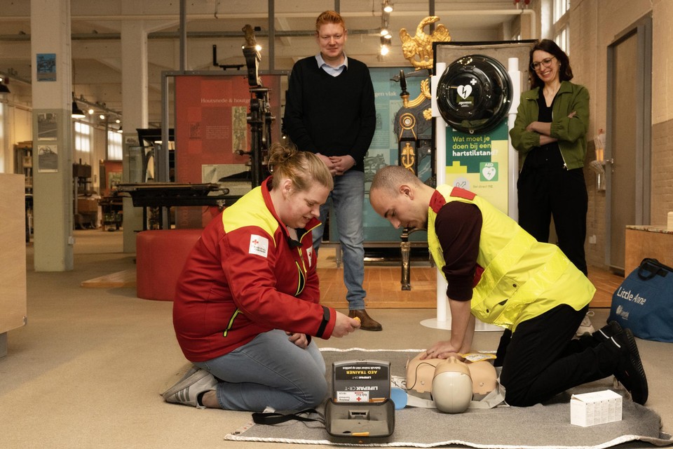 Dorien en Hamza demonstreren de mobiele AED, Koen Cleymans van Thomas More en schepen Kelly Verheyen kijken goedkeurend toe.
