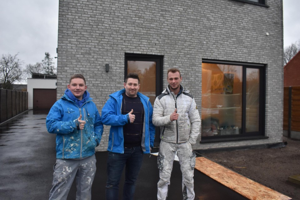 Steven Smet, Wim Cuyvers en Kim De Prins van het schildersbedrijf zijn aan de slag in het huis. 