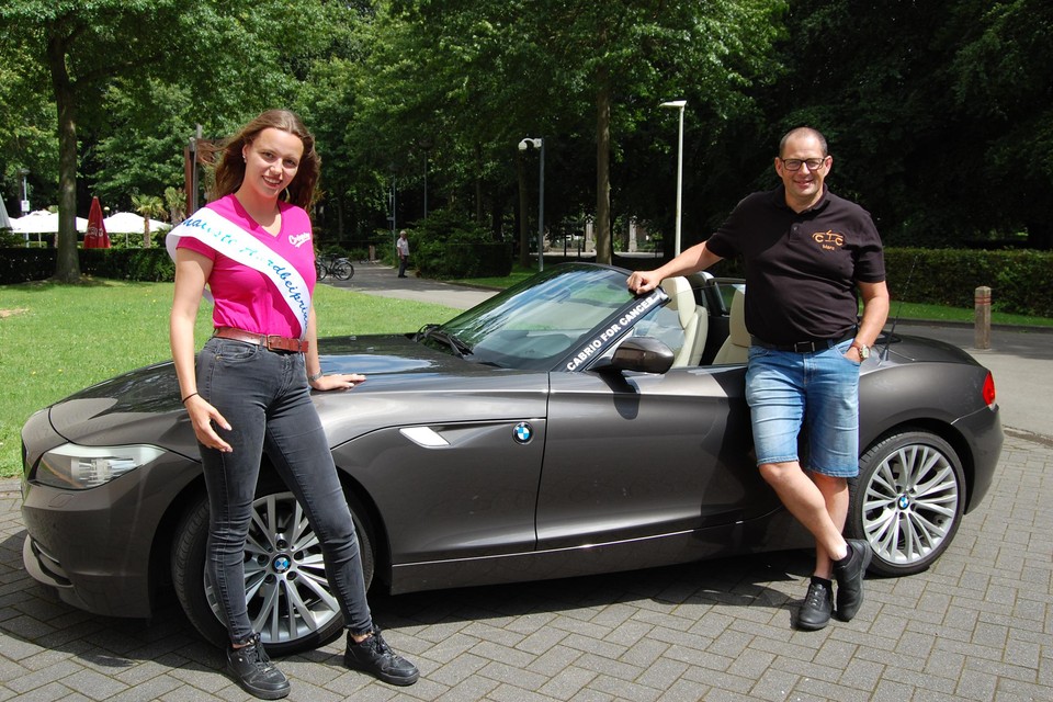 Charlotte en Marc bij z’n droomauto aan CC Ter Vesten, het startpunt van Cabrio For Cancer.